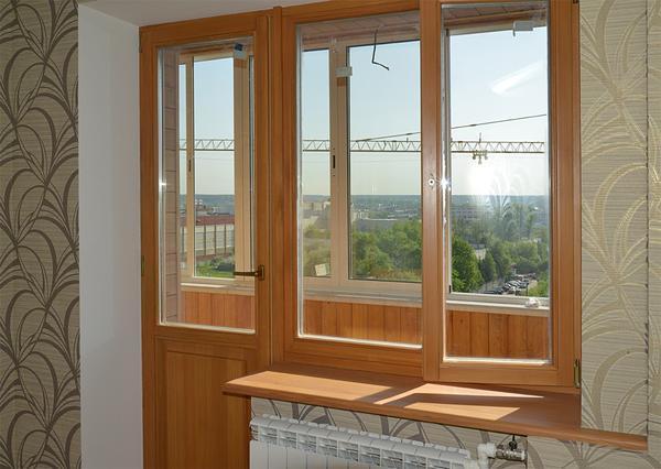 Деревянные балконные двери отличаются экологичностью и прекрасными эстетическими качествами 