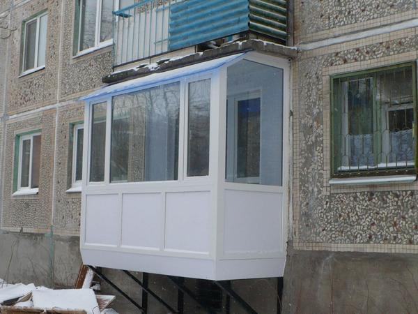 Равномерное распределение нагрузки по всей территории балкона согласно нормативов составляет 200 кг/м²