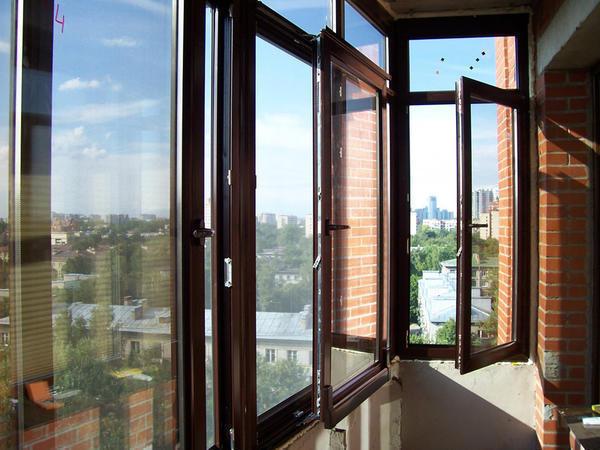 Существует несколько видов распашных алюминиевых стеклопакетов для балкона, выбирать которые можно на свое усмотрение 