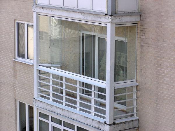 Балконное пространство в хрущёвке представляет собой небольшое помещение, состоящее их бетонной плиты, ограждённой по периметру железной конструкцией