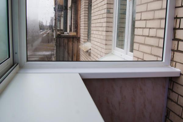 Широкие подоконники на балконе способны визуально увеличить пространство