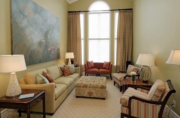 В узкой гостиной не стоит ставить слишком много мебели, как изображено на фото, поскольку она будет мешать свободно передвигаться по комнате 