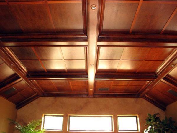 Потолок на даче можно обшить, к примеру, потолочными плитами из пенопласта, обоями или панелями