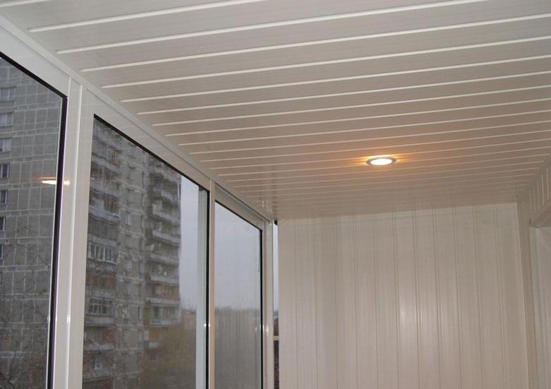 Пластиковые панели являются лучшим материалом для отделки потолка на балконе