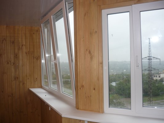 При обустройстве балконного помещения особое внимание следует уделить выбору подходящих окон 