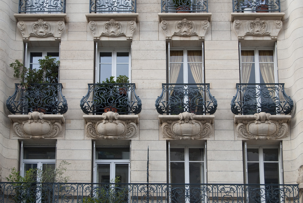 Французский балкон является украшением дома, которое всегда привлекает внимание своим шармом