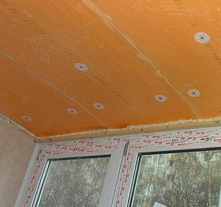 Материалы для утепления потолка на балконе могут отличаться по толщине, виду и цвету 