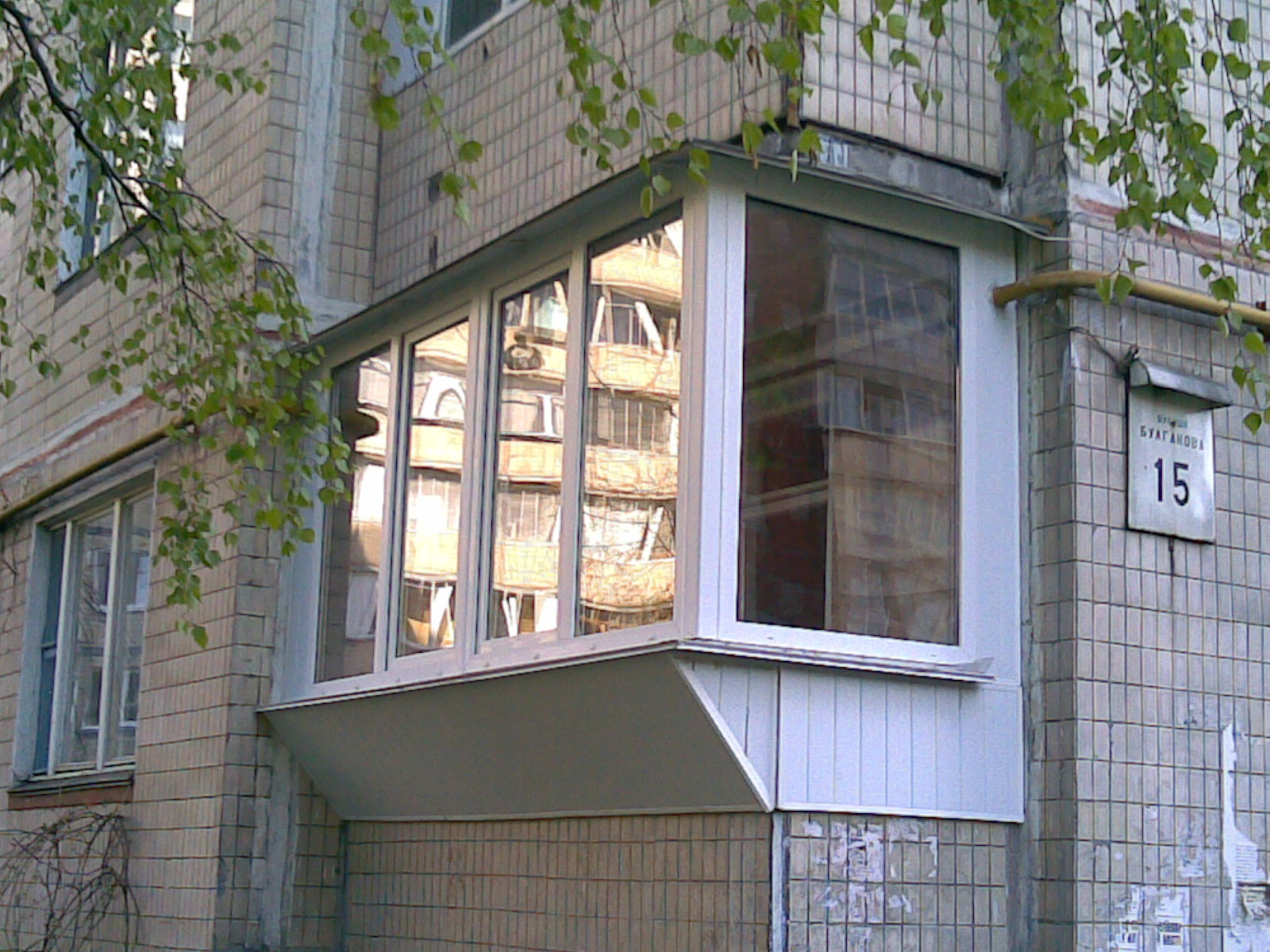 Балкон с выносом является одним из резервных вариантов расширения жилищного пространства