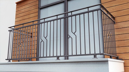 Балконные ограждения могут быть изготовлены из различных материалов: дерева, металла, стекла 