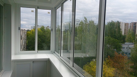 Выполнить алюминиевое остекление балконов можно как самостоятельно, так и с помощью профессионалов 