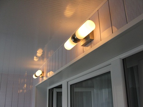 Сделать балкон более функциональным можно путем установки на нем освещения 