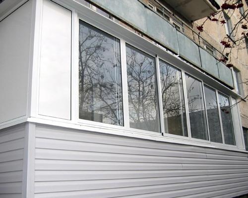 Алюминиевый балкон с сайдингом в панельном доме