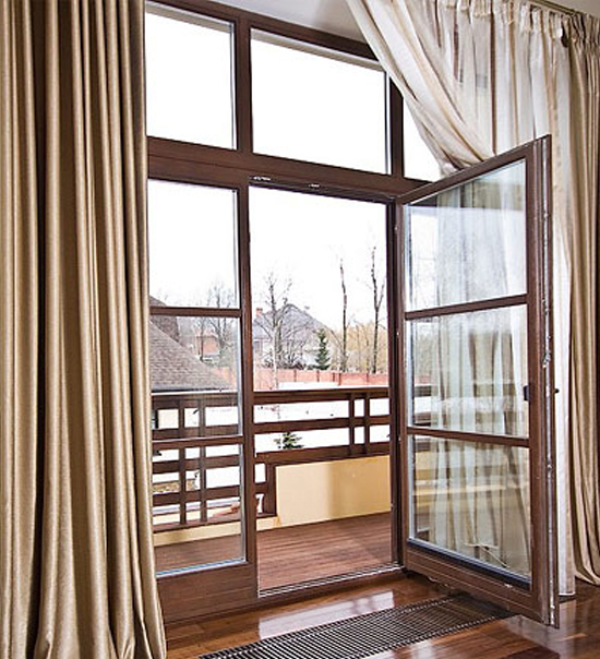 Деревянные двери на балкон