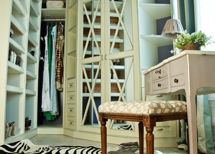 Антикварная мебель в интерьере гардеробной от Яны Молодых