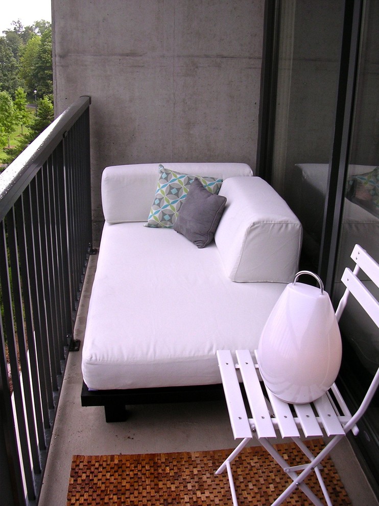 Яркое оформление спальни на балконе