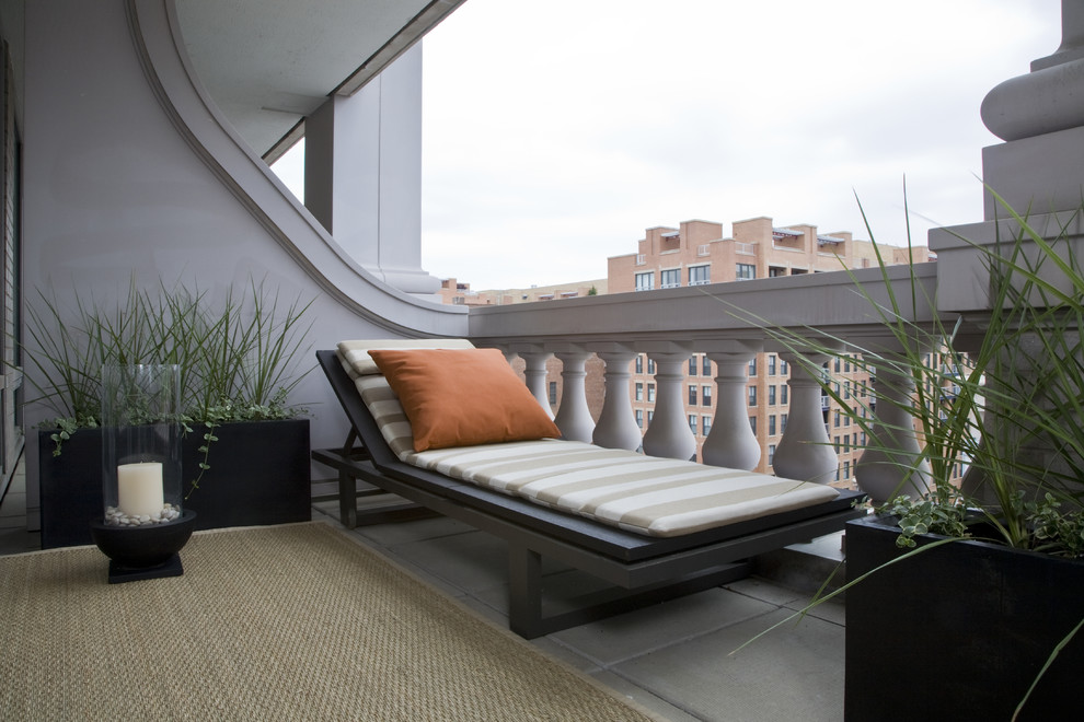 Красивый раскладной диван в интерьере балкона