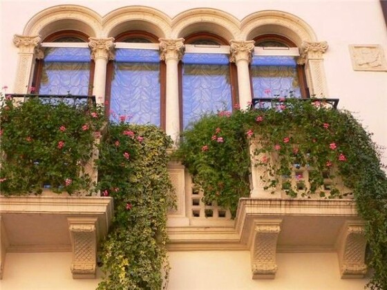 Чудесное украшения балкона цветами