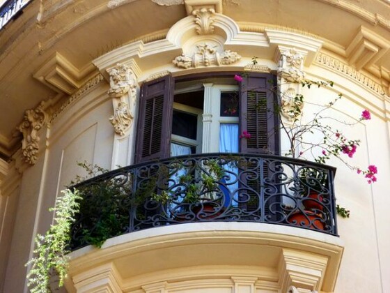 Уникальное украшения балкона цветами