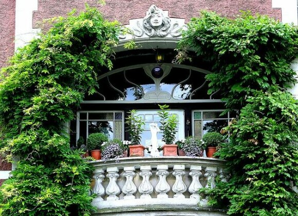 Необычное украшения балкона цветами