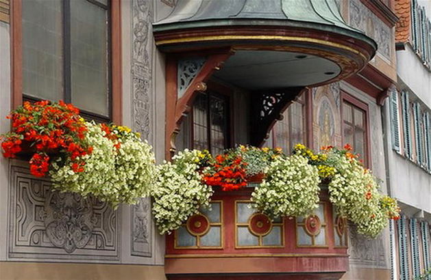 Восхитительное украшения балкона цветами