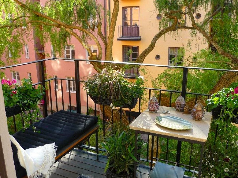 Горшки с растениями на балконе
