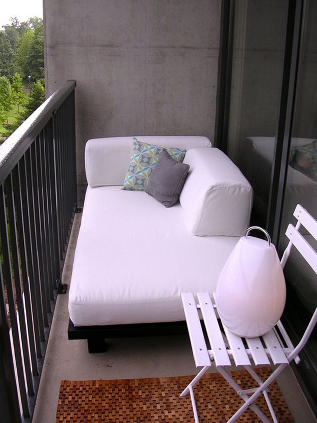 Мягкий диван в интерьере балкона