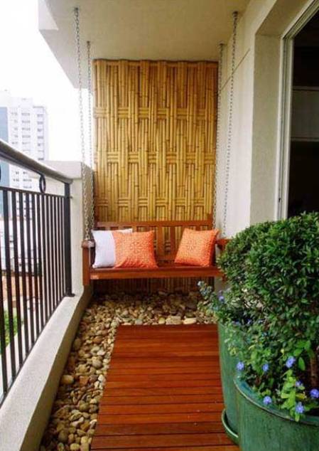 Деревянная скамья с подушками на балконе в панельном доме