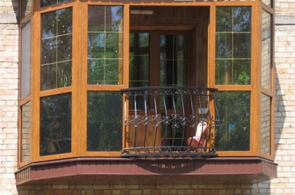 Деревянная оконная система на балконе