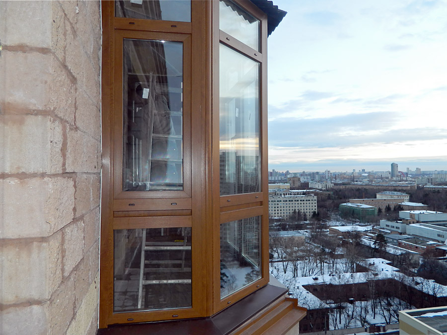 Внешний вид коричневых окон на балконе