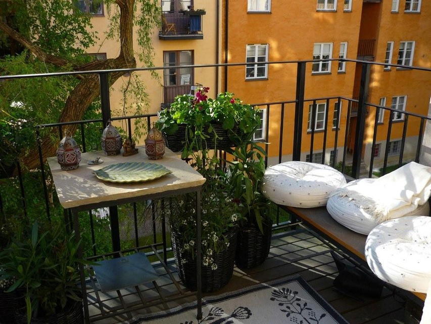 Мебель с подушками на балконе