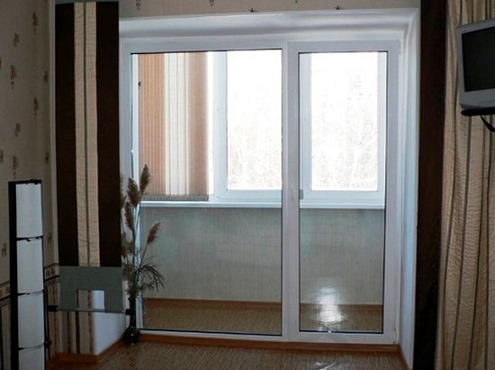 Большое окно и дверь на балкон