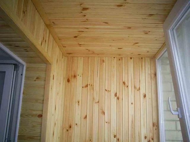 Натуральная деревянная вагонка – один из лучших вариантов отделки для балкона