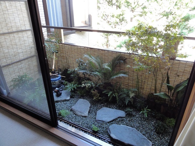 Даже так – на балконе создан «японский садик»