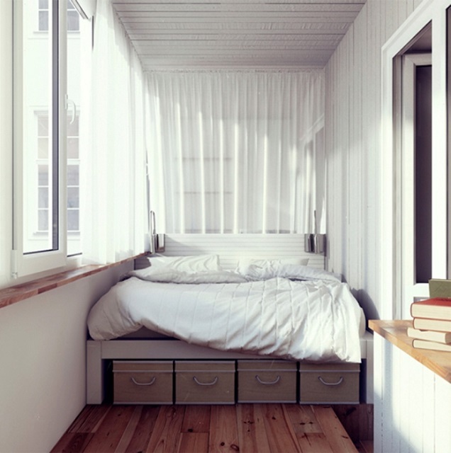 При качественной термоизоляции и организации отопления на балконе, вполне можно оборудовать и небольшую спальню