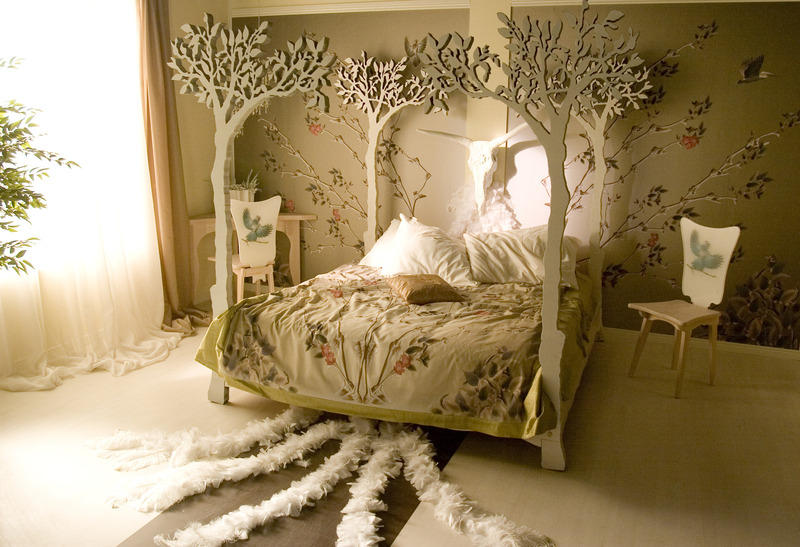 Чтобы необычно обустроить дизайн спальни 12 кв.м можно использовать картины в абстрактном стиле