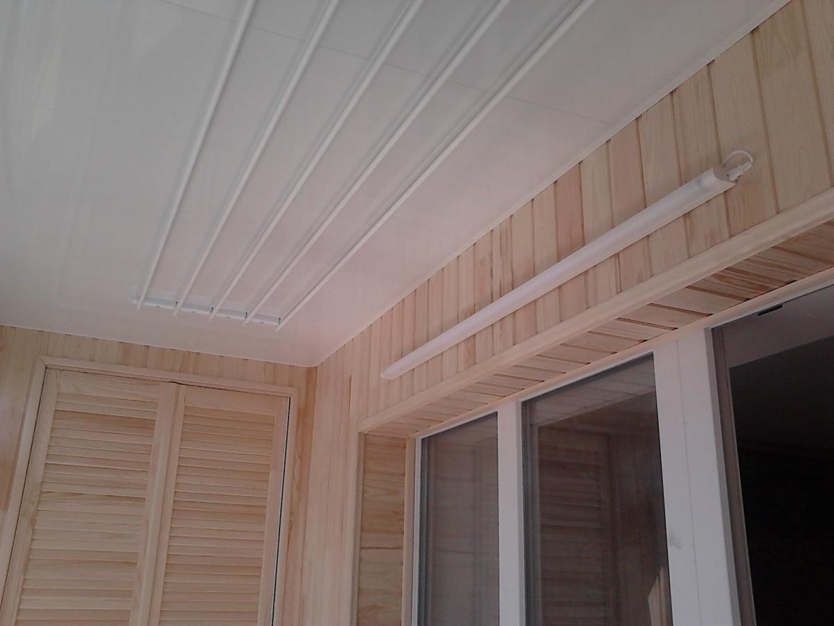 Обшить потолок на балконе можно с помощью пластиковых панелей, деревянной вагонки, гипсокартона или облицовочной плитки