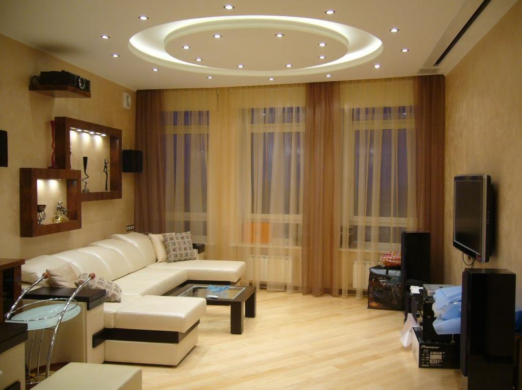 Дополнительно украсит гостевую комнату оригинальный гипсокартонный потолок с точечными светильниками