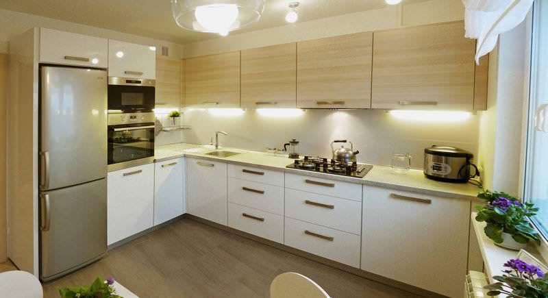 Г-образная планировка кухни помогает сэкономить полезное пространство и создать практичный дизайн
