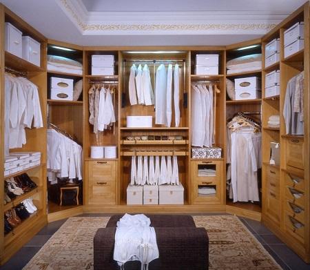 Для гардеробной следует правильно выбрать место в квартире, чтобы она не мешала и была функциональной 