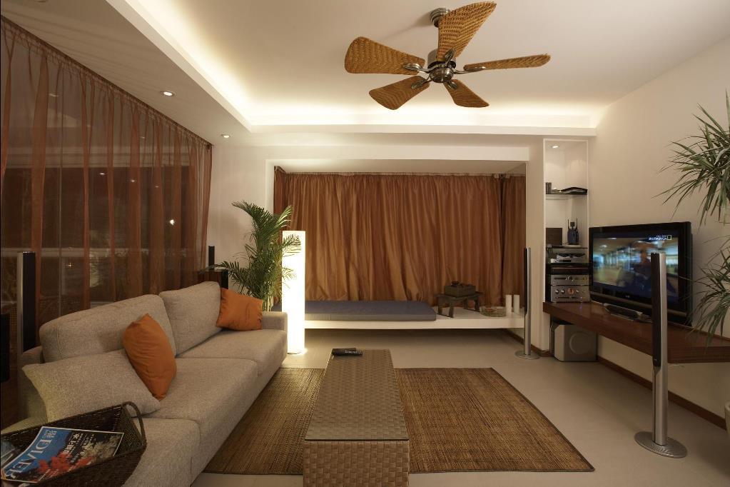 Для того чтобы гостиная была современной и комфортной, следует подбирать функциональный мебельный гарнитур и красивые декоративные элементы