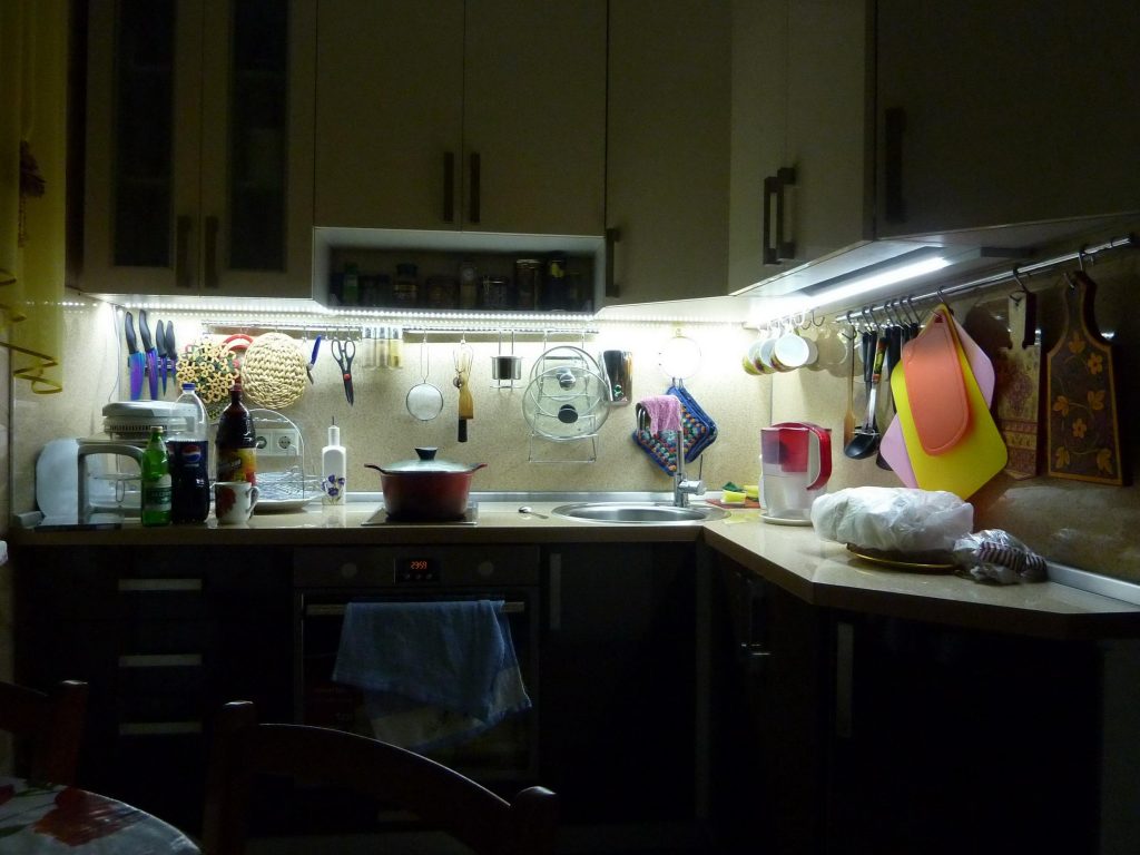 Подсветка на кухне фартука