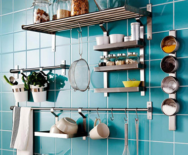 Кухонные приспособления позволяют получить немало свободного места за счет размещения небольших вещей на стене