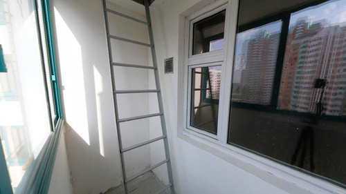 Типовая пожарная лестница на балконе