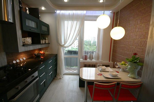 Кухня с балконным блоком