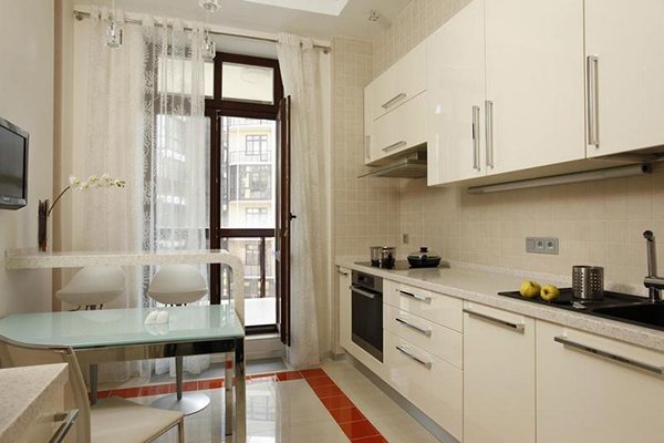 Белая кухня с балконом