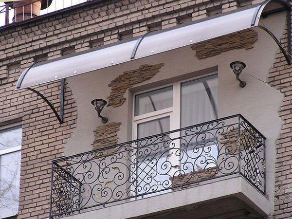 Как установить козырек над балконом