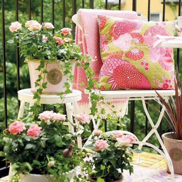 балкон в розовых цветах цветет все лето