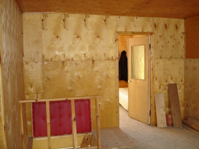 Отделка стен фанерой в деревянном доме