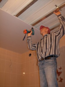 Как обшить потолок пластиковыми панелями