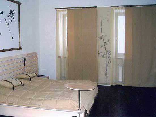 Шторы для спальни с балконной дверью
